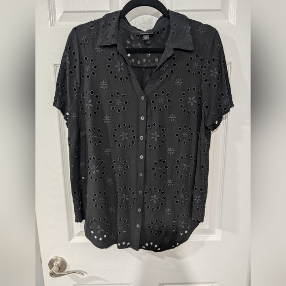 Torrid Deep Black Eyelet Button-Up Shirt in Size 1 (14/16) - Picture 2 of 10